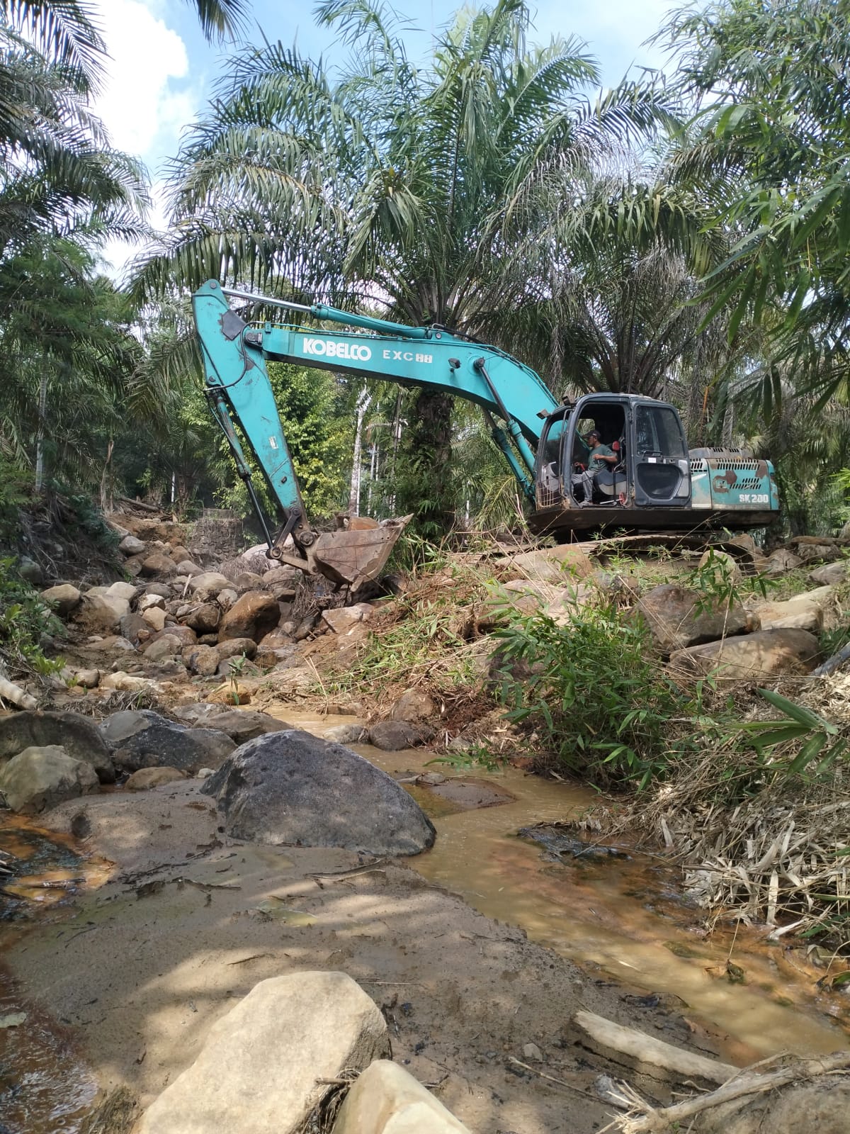Merespon Demo Emak-emak Ladang Rimba, PJ. Bupati Aceh Selatan Perintahkan Kalak BPBD Aceh Selatan Lakukan Normalisasi Sungai Di Ladang Rimba