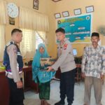 Polsek Kluet Timur Salurkan Bansos Kepada Masyarakat Kurang Mampu