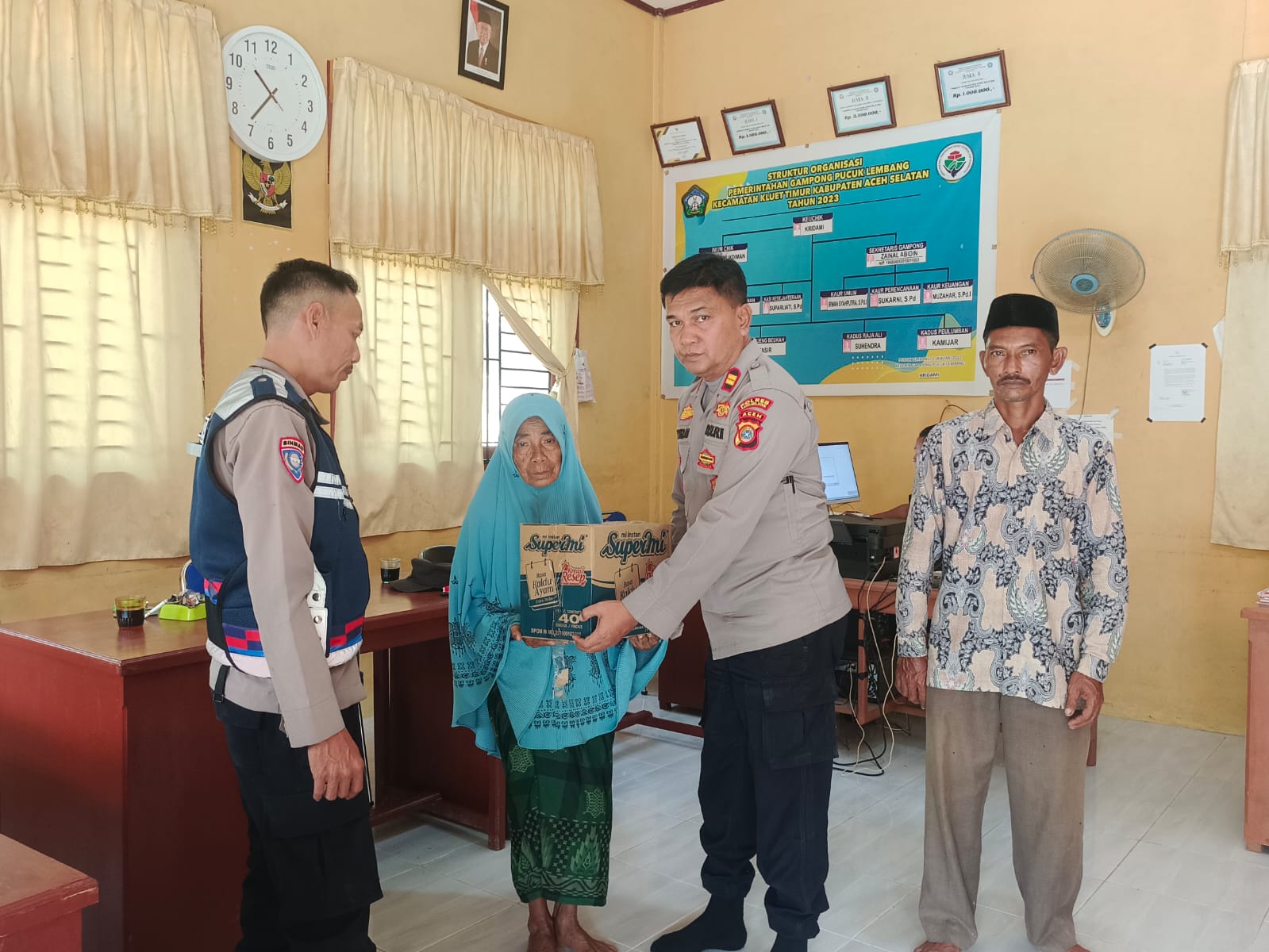 Polsek Kluet Timur Salurkan Bansos Kepada Masyarakat Kurang Mampu