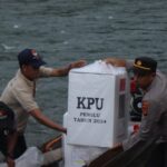 Telusuri Sungai Kluet Selama 1 Jam, Polisi Kawal Kotak Suara Dari TPS Desa Terpencil