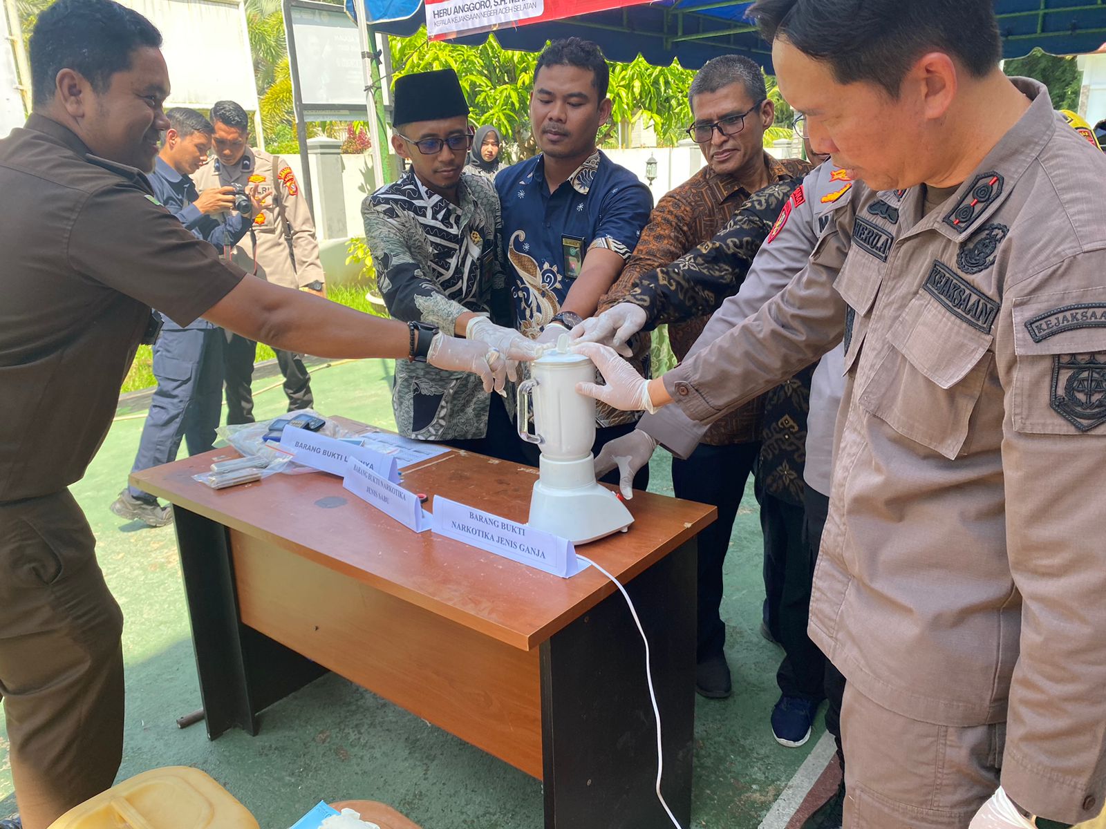 Kejari Aceh Selatan Musnahkan Barang Bukti dan Barang Rampasan Narkotika di Saksikan Forkopimda Aceh Selatan