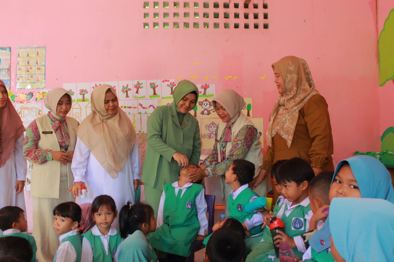 Peduli Kesehatan Usia Dini, Persit KCK Cabang XXIX Lakukan Pemberian Vitamin A Dan Obat Cacing Kepada Anak TK Dan Puad