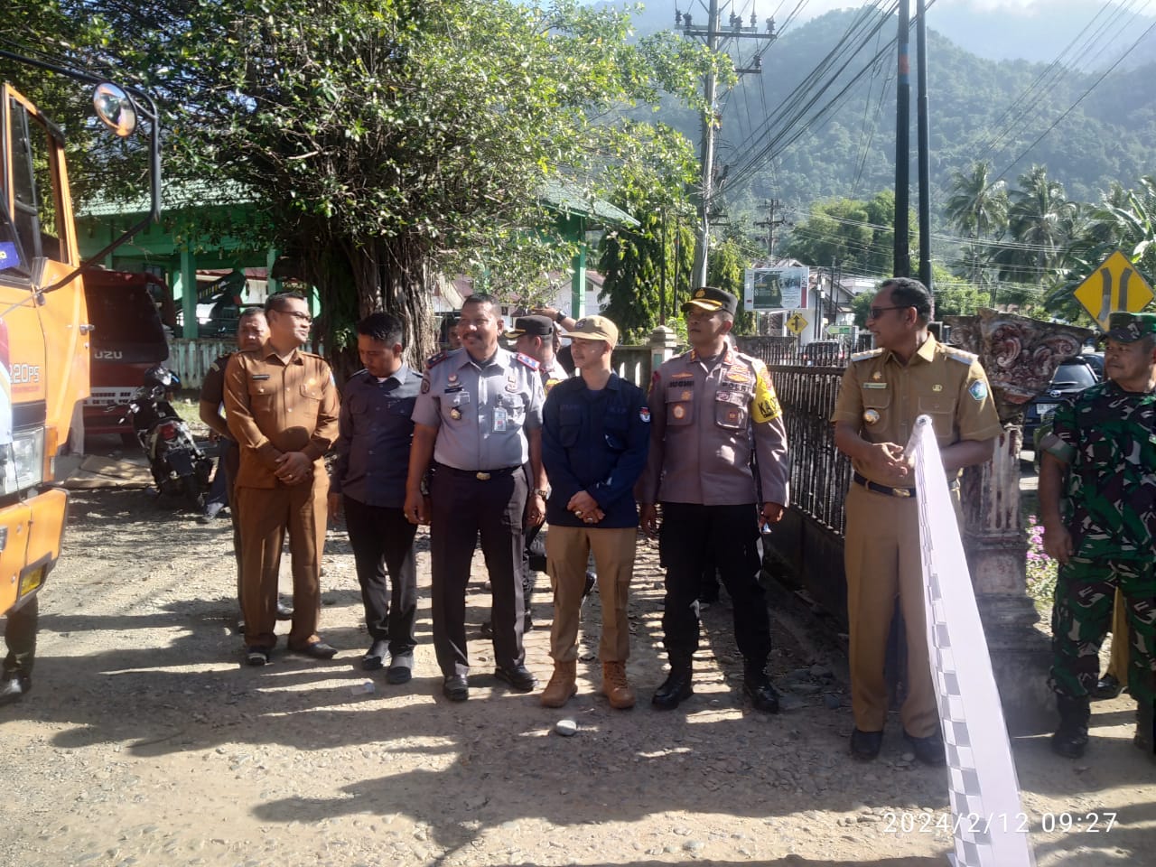 Pj. Bupati Aceh Selatan Cut Syazalisma, S.STP, M.Si, Lakukan Pelepasan Secara Simbolis Pendistribusian Logistik Pemilu 2024