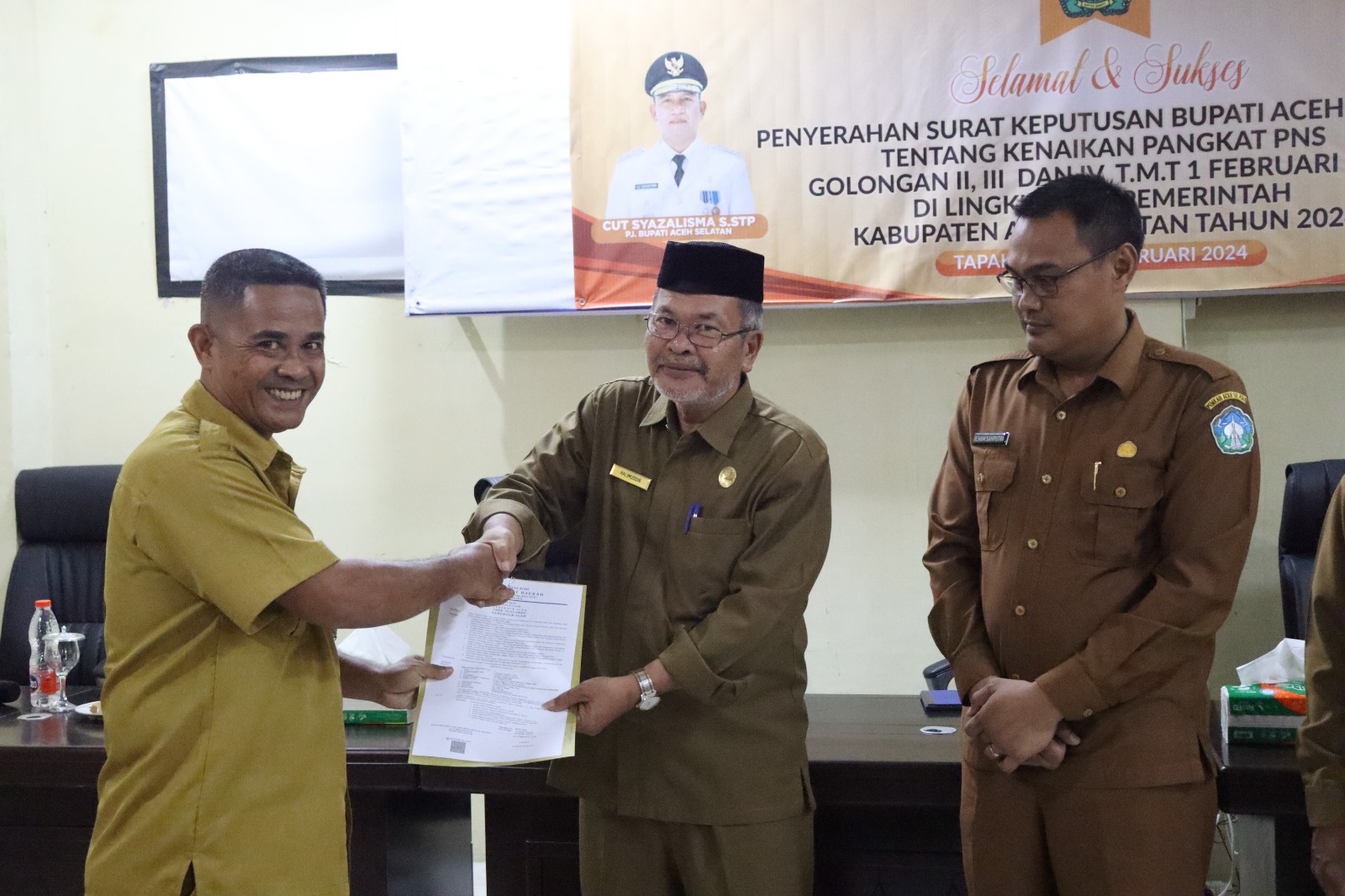 Sebanyak 41 Orang PNS di Lingkungan Pemerintah Kabupaten Aceh Selatan Mendapatkan SK Kenaikan Pangkat