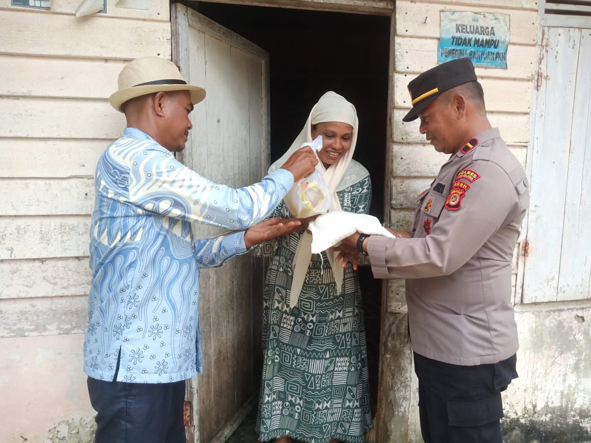 Kapolsek Kluet Utara Salurkan Bantuan Sosial Kepada Warga Lansia dan Kurang Mampu