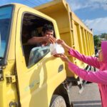 Polsek Kluet Selatan Bersama Bhayangkari Berbagi Takzil di Lintas Jalan Nasional Tapaktuan – Medan