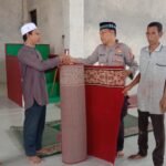 Giat Ramadhan, Kapolsek Pasieraja Salurkan Karpet Sajadah ke Masjid.