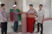 Giat Ramadhan, Kapolsek Pasieraja Salurkan Karpet Sajadah ke Masjid.