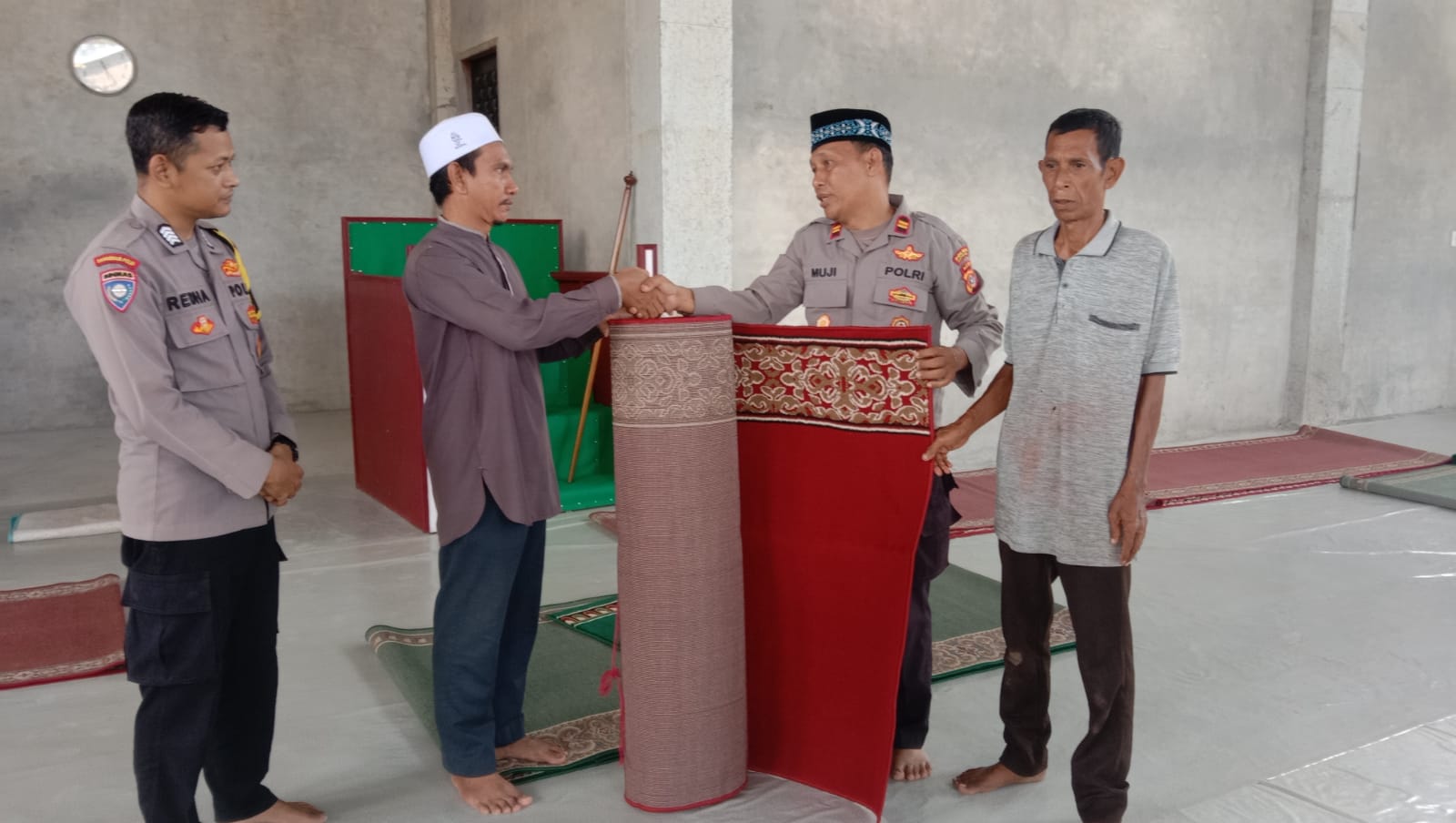 Giat Ramadhan, Kapolsek Pasieraja Salurkan Karpet Sajadah ke Masjid.