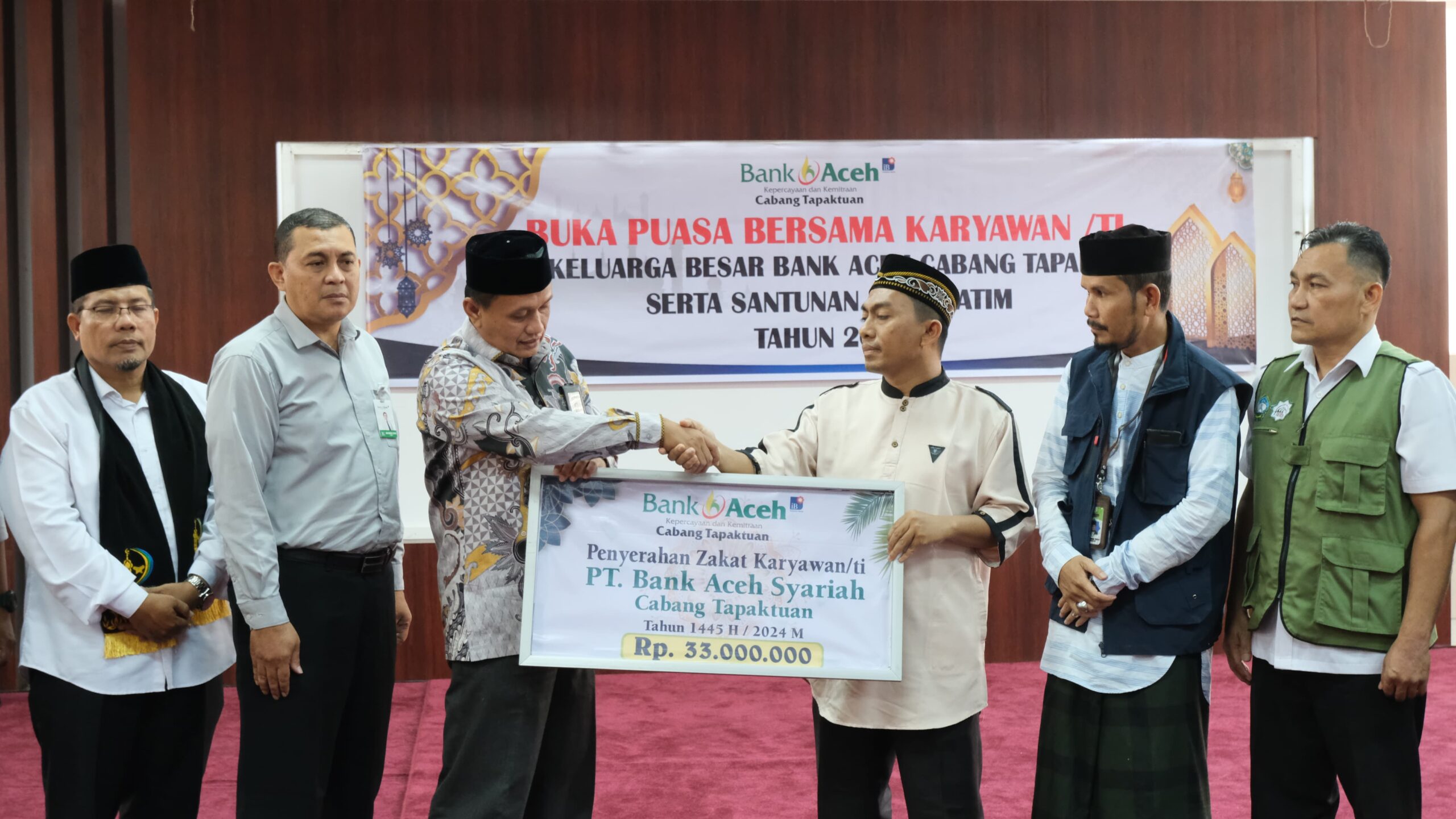 BMK Aceh Selatan Terima Uang Zakat Dari Bank Aceh Syariah Cabang Tapaktuan