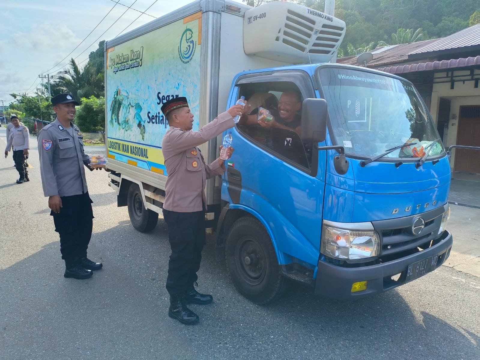 Peduli Sesama, Polsek Trumon Timur Bagi Takjil Ke Pengguna Jalan Lintas Tapaktuan – Medan
