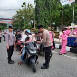 Wujud Kepedulian Polri terhadap Masyarakat, Polsek Tapaktuan Bagikan Takjil Bagi Pengendara.