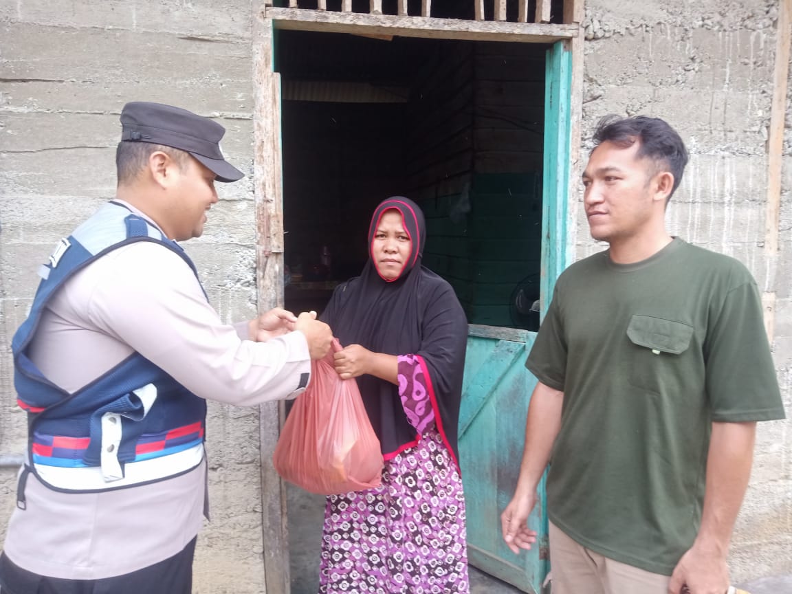 Bulan Suci Ramadhan, Polsek Kluet Utara Salurkan Paket Sembako Kepada Warga