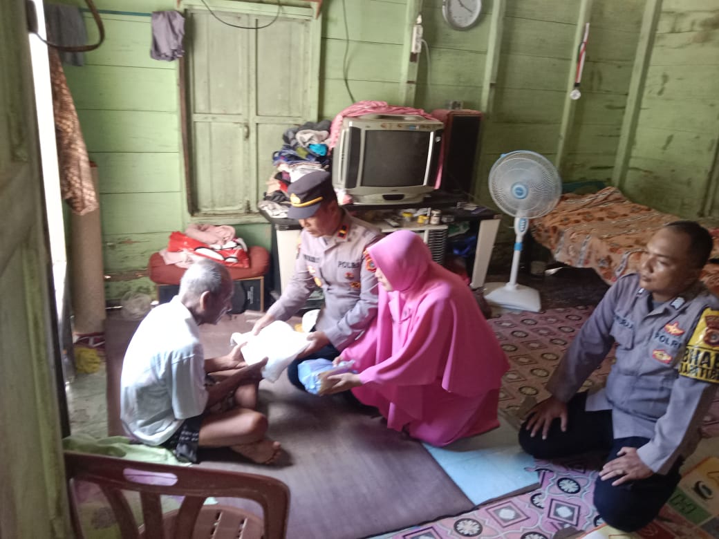Ramadhan Penuh Berkah, Kapolsek Kluet Utara Salurkan Sembako Ke Warga Lansia