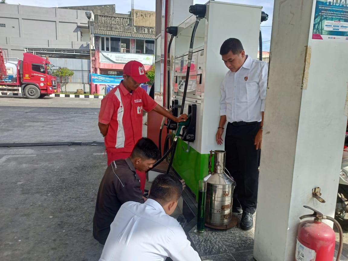 Personel Sat Reskrim Polres Aceh Selatan Lakukan Pengecekan Tera di SPBU
