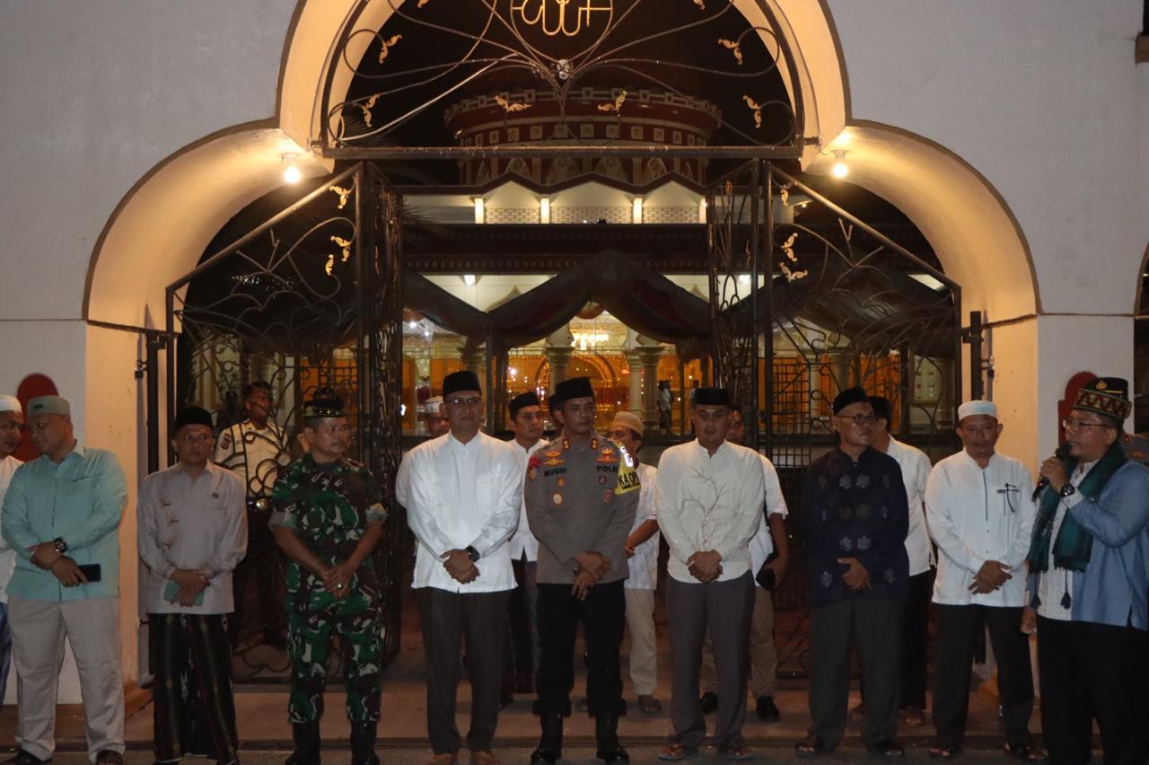 Kapolres Aceh Selatan Turut Semarakkan Pawai Takbir Keliling Bersama Forkopimda.