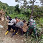 Polsek Tapaktuan Bersama Unsur Muspika Tapaktuan Dan Warga Gotong Royong Bersihkan Material Longsor