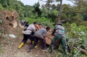 Polsek Tapaktuan Bersama Unsur Muspika Tapaktuan Dan Warga Gotong Royong Bersihkan Material Longsor