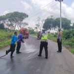 Satlantas Polres Aceh Selatan Bersihkan Tumpahan Minyak CPO Di Jalan Nasional 