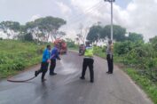 Satlantas Polres Aceh Selatan Bersihkan Tumpahan Minyak CPO Di Jalan Nasional 