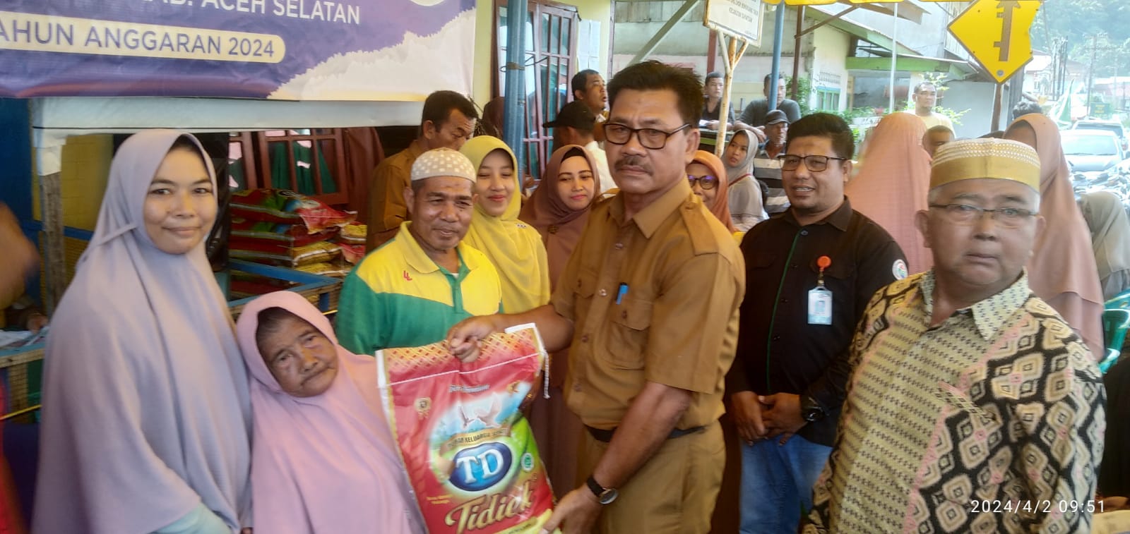 Dukung Program Ketahanan Pangan Tahun 2024, Aparatur Gampong Lhok Bengkuang Timur Adakan Pembagian Paket Sembako Murah