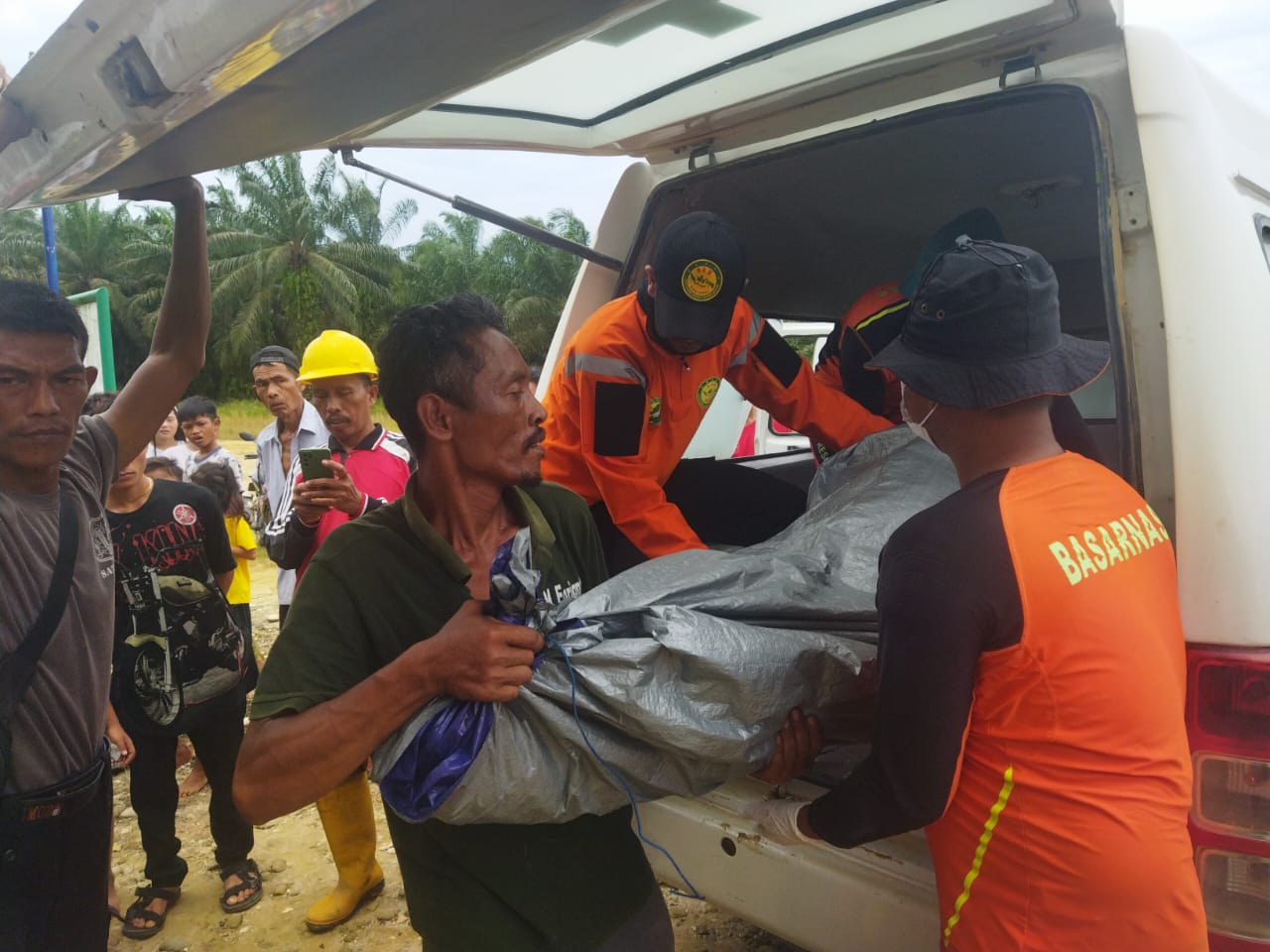 Tenggelam Di Pantai Gosong Telaga Singkil Utara Pada Hari Minggu, 07/04/2024, Edison Hulu Ditemukan Meninggal Dunia