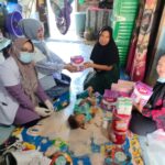 Kepala UPTD Puskesmas Baik Moli Aceh Tenggara Berikan Bantuan Makanan Tambahan Kepada Anak Kurang Gizi