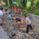 Bhabinkamtibmas Polsek Tapaktuan Bersama Warga Gotong Royong Perbaiki Jalan Terdampak Longsor