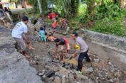 Bhabinkamtibmas Polsek Tapaktuan Bersama Warga Gotong Royong Perbaiki Jalan Terdampak Longsor