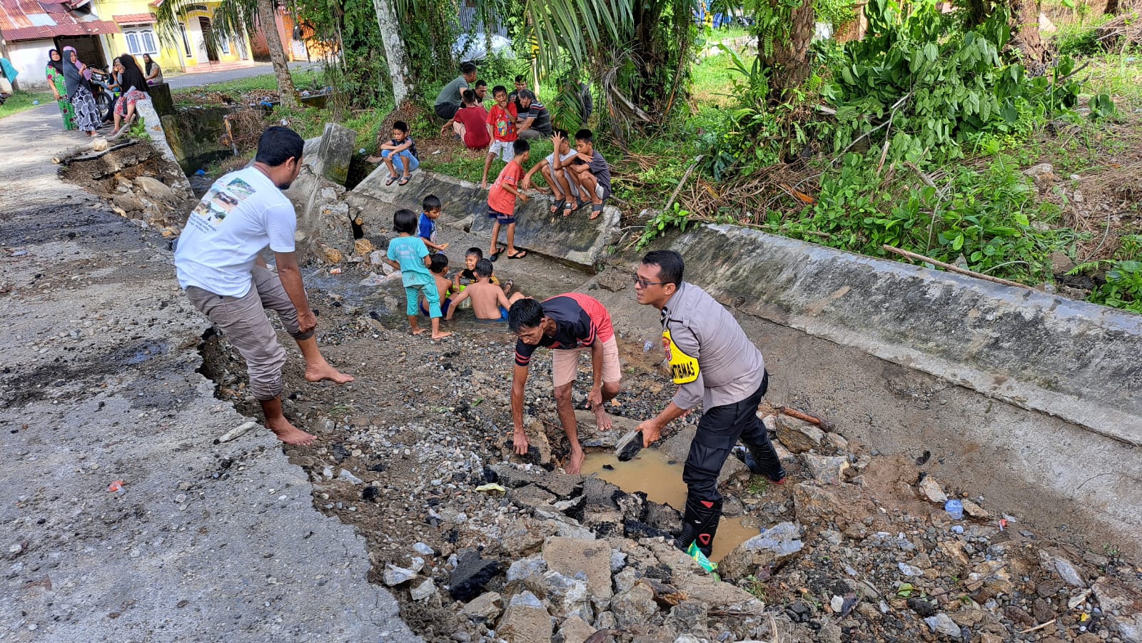Bhabinkamtibmas Polsek Tapaktuan Bersama Warga Gotong Royong Perbaiki Jalan Terdampak Longsor