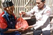 Bentuk Kepedulian Polri; Kapolsek Kluet Selatan Salurkan Paket Sembako.