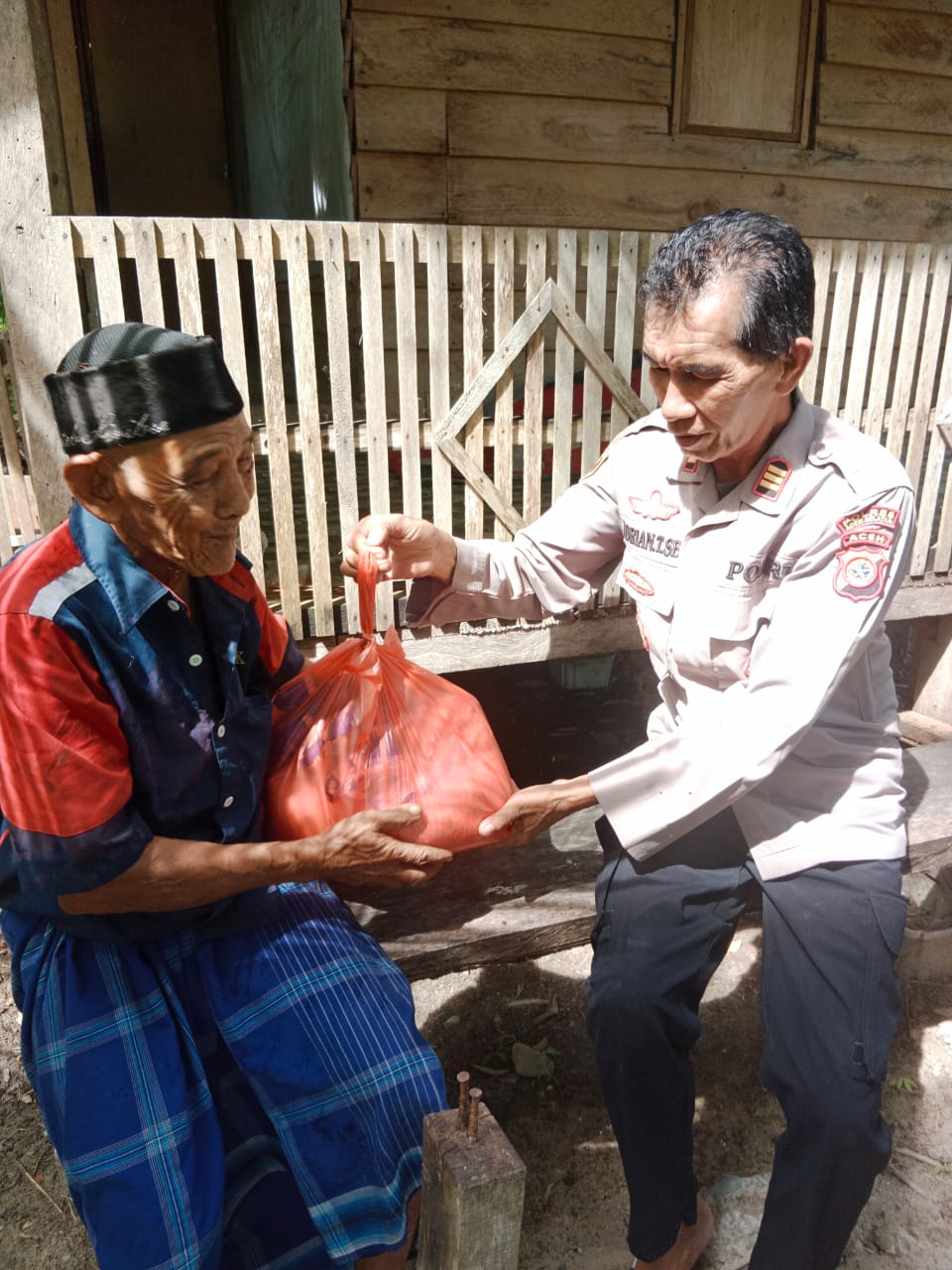 Bentuk Kepedulian Polri; Kapolsek Kluet Selatan Salurkan Paket Sembako.