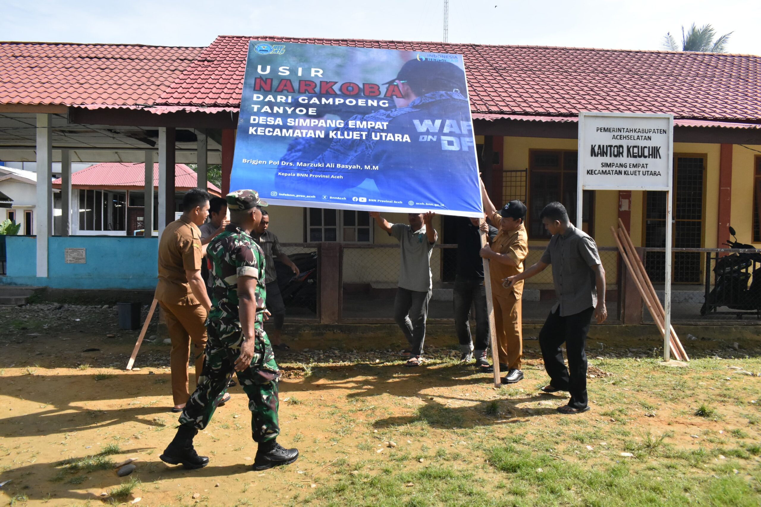 Perangi Narkoba, Tiga Pilar Desa Simpang Empat Kluet Utara Pasang Baliho di Persimpangan Jalan Dan Tempat Fasilitas Umum