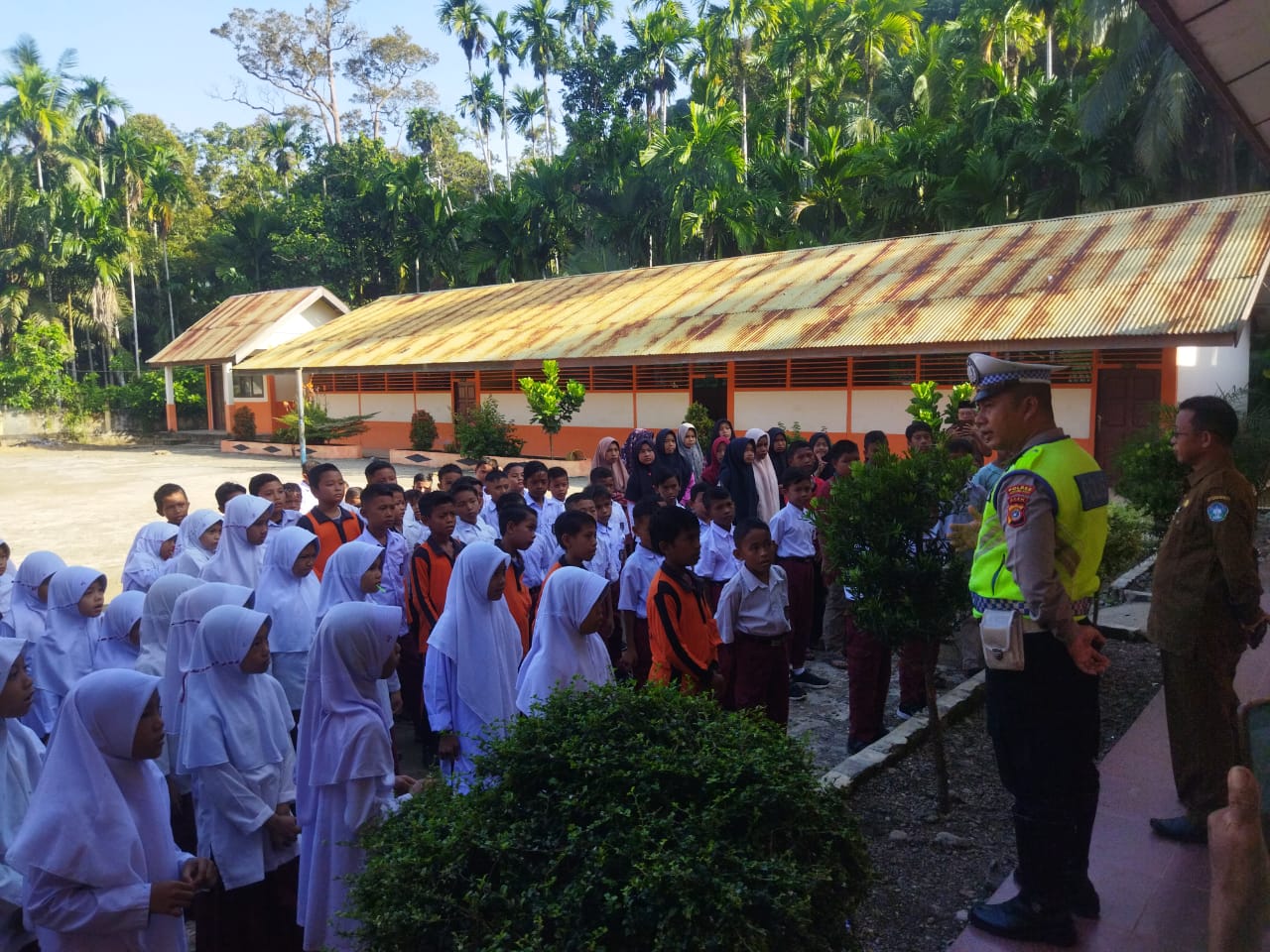 Melalui Saweu Sikula Satlantas Polres Aceh Selatan Bentuk Karakter Anak Tertib Berlalu Lintas.