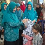 Ketua TP PKK Kabupaten Aceh Selatan serahkan Bantuan bagi 95 Pelajar di Buket Gadeng