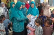 Ketua TP PKK Kabupaten Aceh Selatan serahkan Bantuan bagi 95 Pelajar di Buket Gadeng