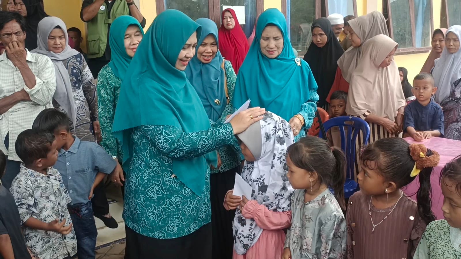 Ketua TP PKK Kabupaten Aceh Selatan serahkan Bantuan bagi 95 Pelajar di Buket Gadeng