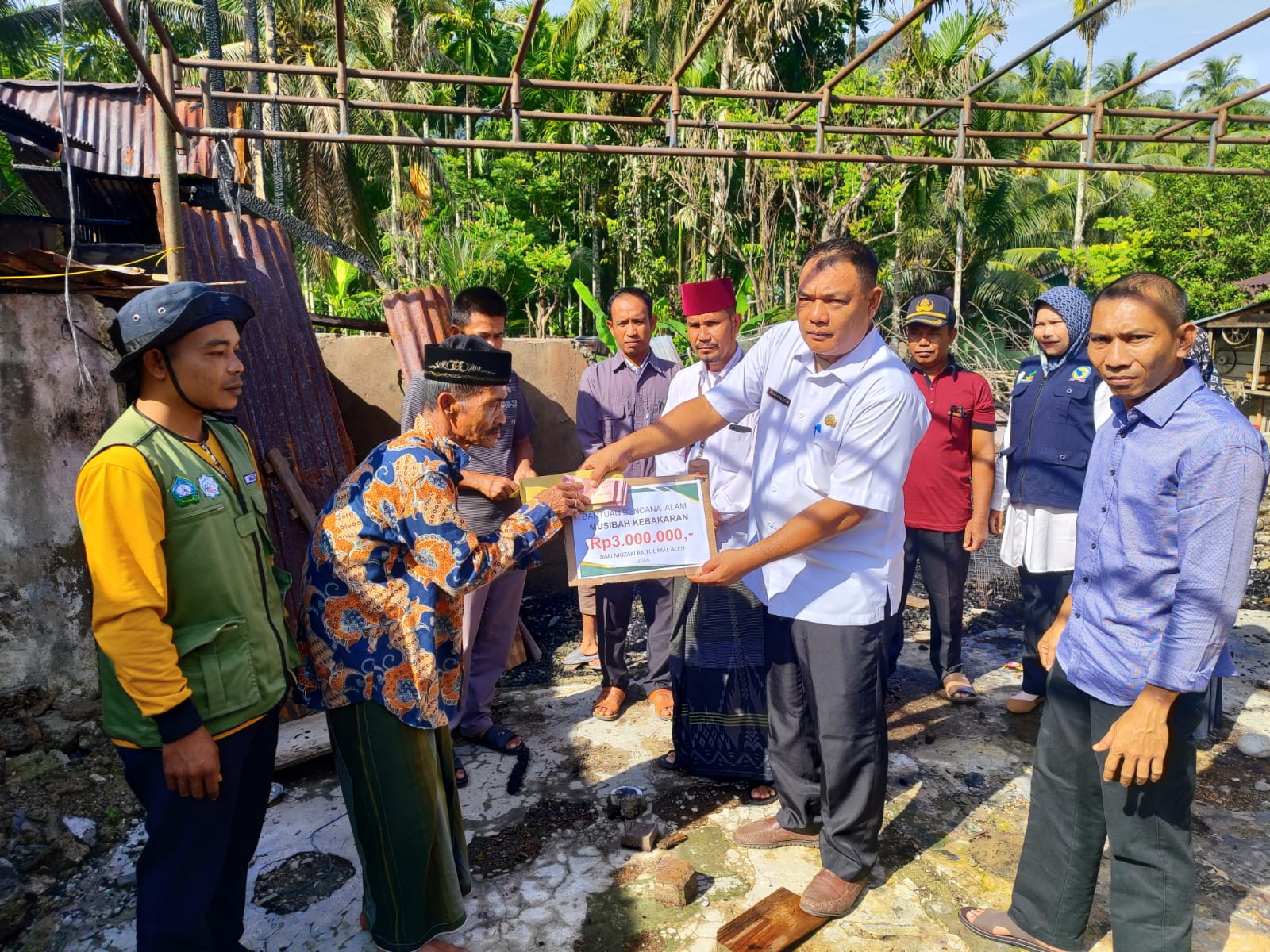 Korban Kebakaran di Kecamatan Kluet Tengah Mendapatkan Bantuan Dari Baitul Mal Aceh
