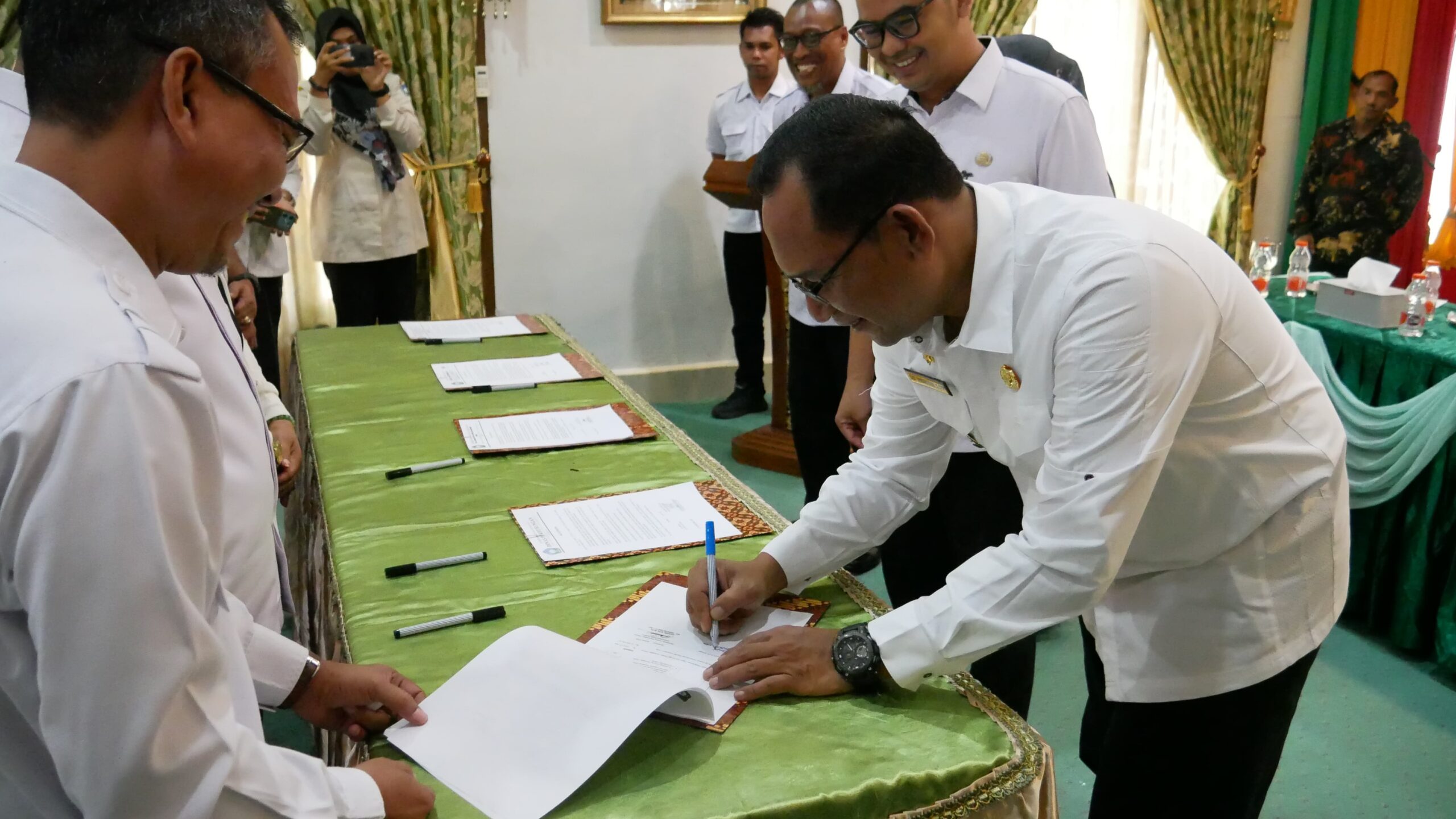 Penandatanganan Serentak Pakta Integritas dan Perjanjian Kinerja Pejabat Tinggi Pratama Tahun 2024