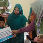Ketua TP-PKK Aceh Selatan Meyerahkan Bantuan Biaya Pendidikan di Gampong Sapik