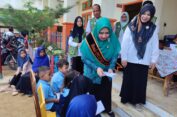 Pj. Ketua TP-PKK Serahkan Bantuan Pendidikan Dan Bantuan Fakir Uzur Di Ladang Rimba