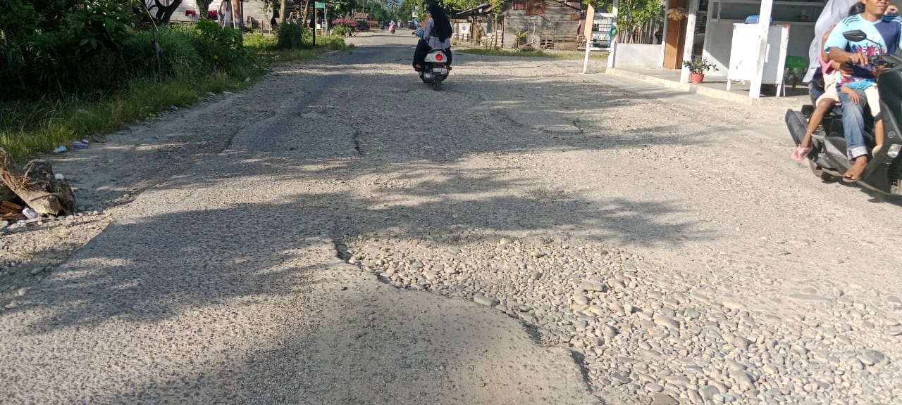 Jalan Lintas Kabupaten Penghubung Kecamatan Kluet Utara Menuju Kluet Tengah Rusak Berat