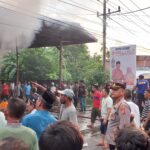 Personil Polsek Labuhanhaji Barat Turun Langsung Membantu TKP Kebakaran Ruko Di Pasar Blang Keujeren