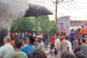 Personil Polsek Labuhanhaji Barat Turun Langsung Membantu TKP Kebakaran Ruko Di Pasar Blang Keujeren