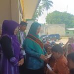 Ketua TP-PKK Aceh Selatan Bd.Yuliani Irvana S.Tr. Kembali Serahkan Bantuan Biaya Pendidikan Untuk Siswa