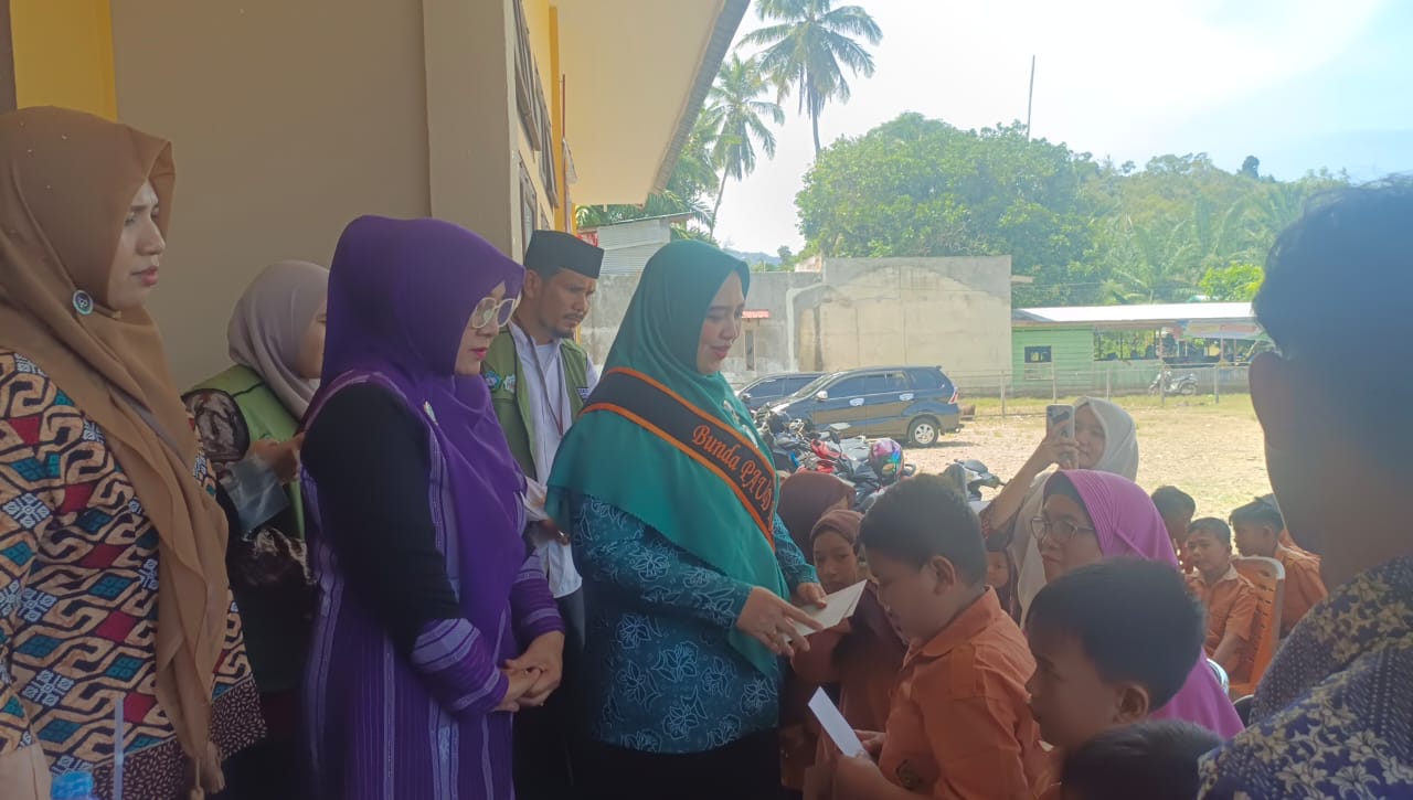 Ketua TP-PKK Aceh Selatan Bd.Yuliani Irvana S.Tr. Kembali Serahkan Bantuan Biaya Pendidikan Untuk Siswa