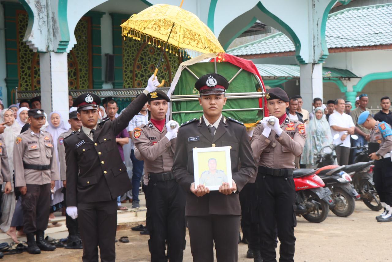 Suasana Haru, Warnai Upacara Kedinasan Pemakaman Anggota Polres Aceh Selatan
