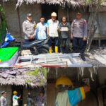 Peringati Hari Bhayangkara 78, Kapolsek Labuhan Haji Pasang Instalasi Listrik  Di Rumah Warga