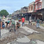 Kolaborasi TNI-Polri, Pemcam Kluet Utara dan Masyarakat Gotong Royong Perbaiki Jalan Kotafajar Kluet Utara