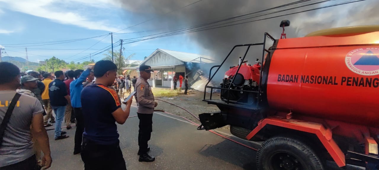 Personil Polsek Labuhan Haji Bantu Evakuasi Kebakaran Bengkel Las dan Gudang